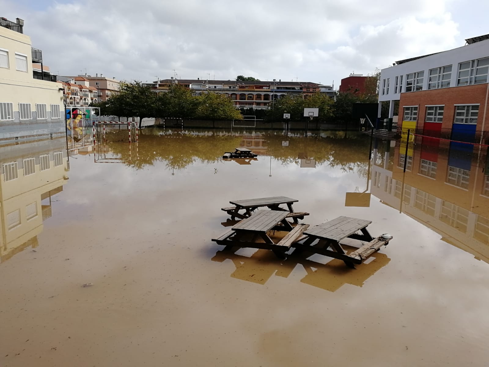 Comienzan las labores de limpieza en el colegio de Algemesí